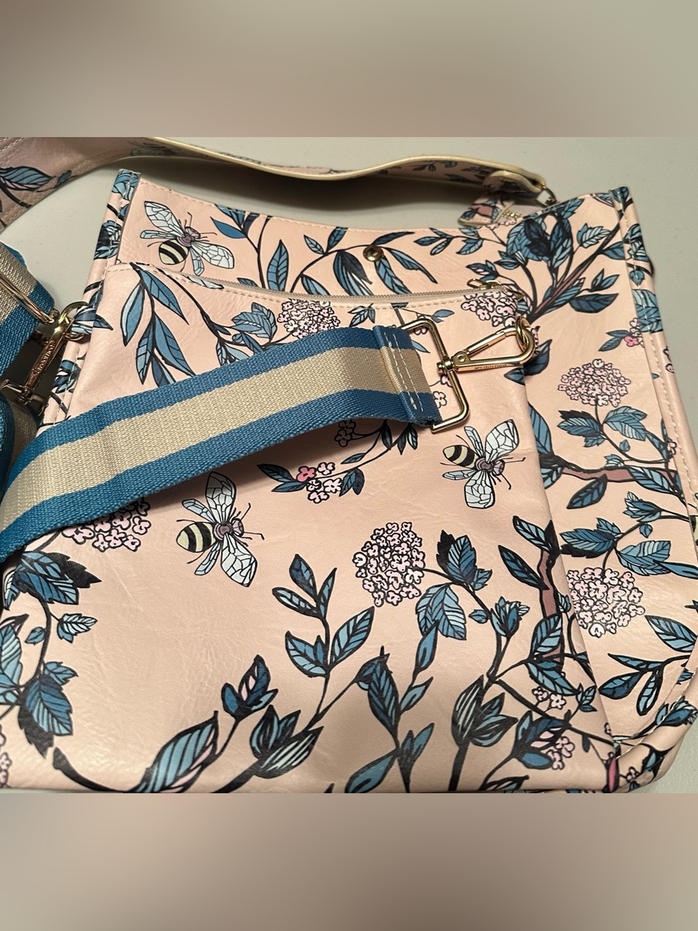So pretty! Ahdorned 2 piece purse set. Bee and floral.